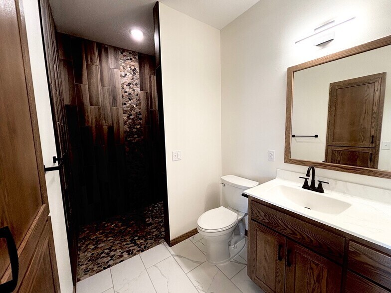 Building Photo - 575 Main St W