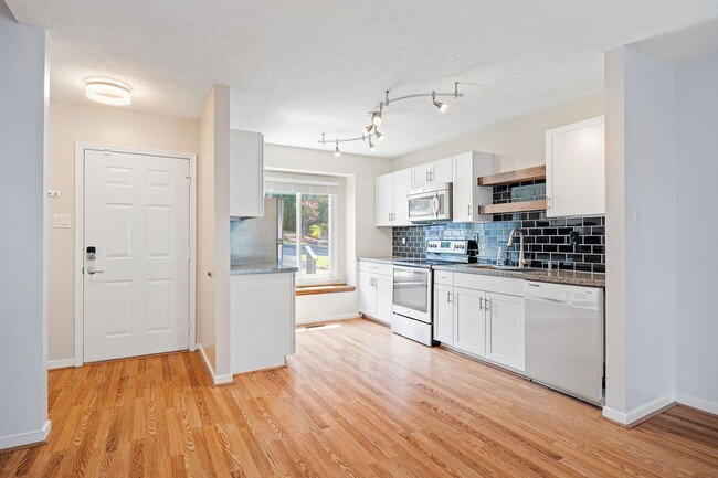 Building Photo - Charming 2 Bedroom/1 Bath Townhome in Henrico ***Available Early September***