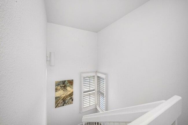 Building Photo - 658 Centre Ct