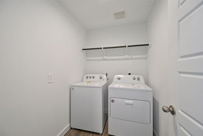 Building Photo - 1139 Hughes Crossing Dr