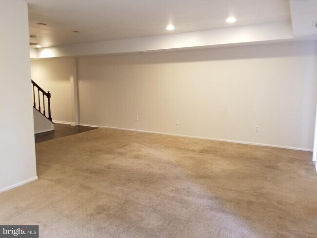 Building Photo - 1005 Worthington Dr