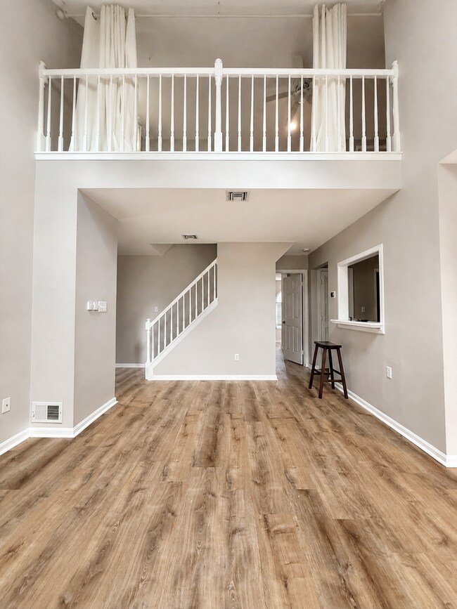 Building Photo - 252 Crescent Dr