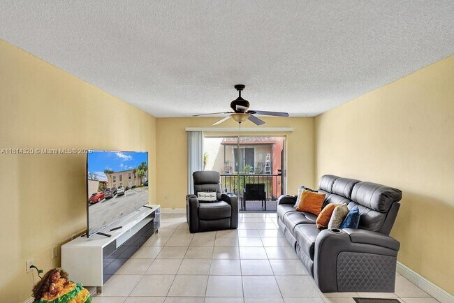 Building Photo - 10804 N Kendall Dr