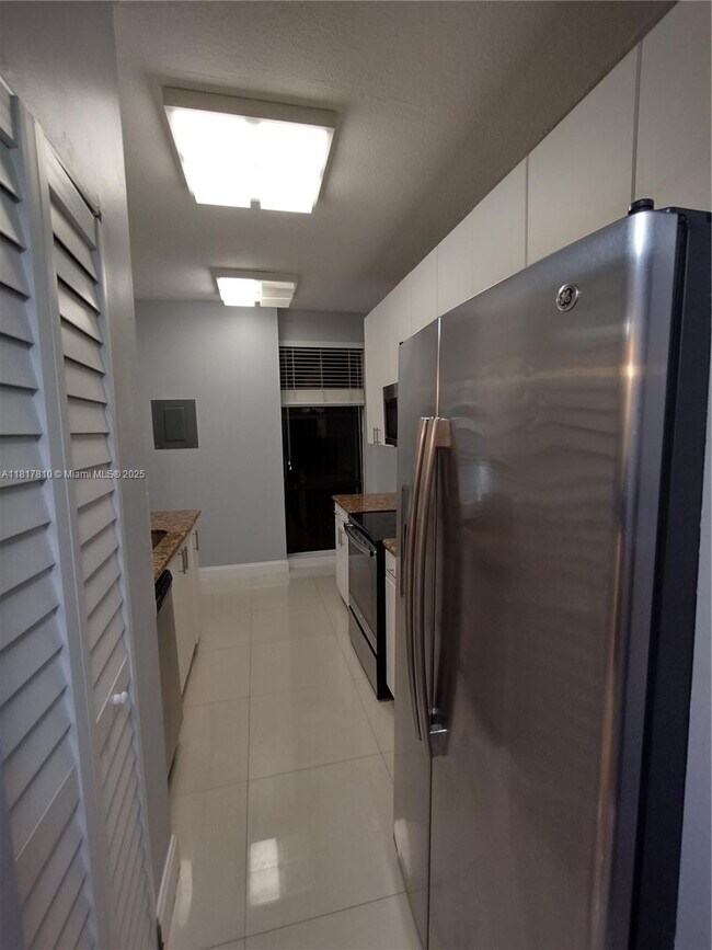Building Photo - 6061 Collins Ave