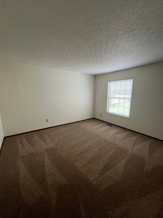 Building Photo - Creve Coeur Lane