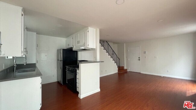 Building Photo - 4826 Rosewood Ave