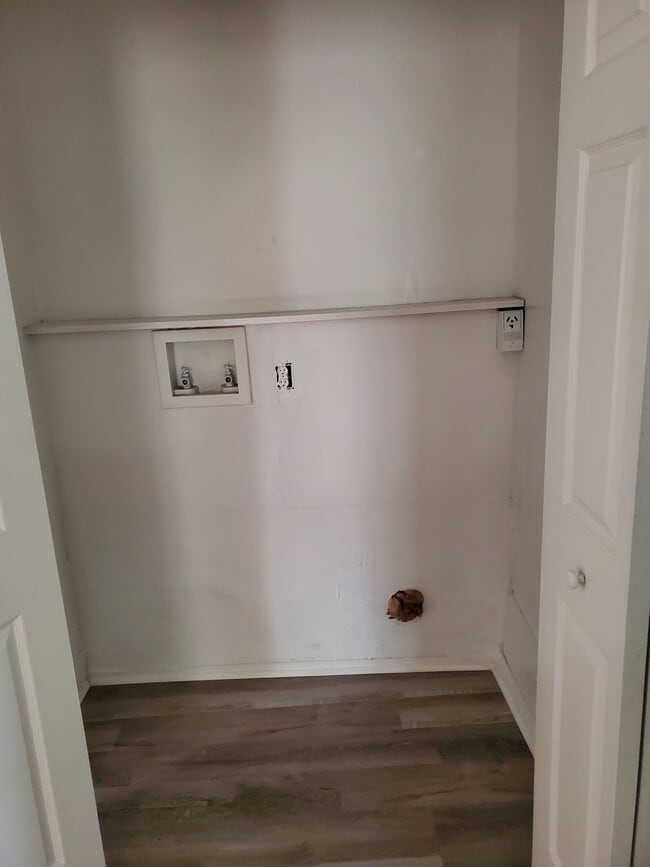 Laundry Space - 905 Ethan Allen St