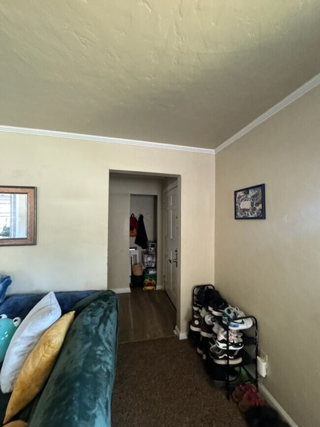 Building Photo - Private Rooms and Apartments Available Near SUU