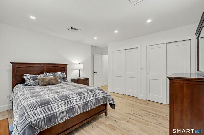 Building Photo - 158 Steep Hill Rd