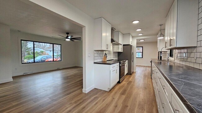 Building Photo - 2002 Woodlea Dr