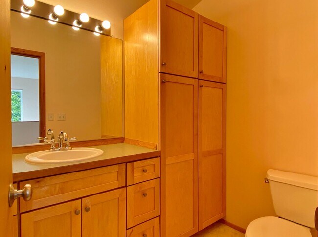 Building Photo - Cute Townhouse On Private Drive In White Salmon, WA