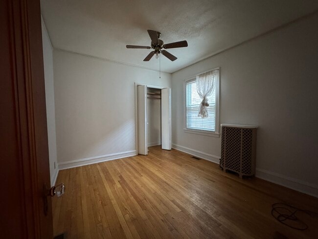 Building Photo - 5916 W Cornelia Ave