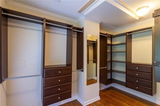 Building Photo - 3014 Skyland Dr NE