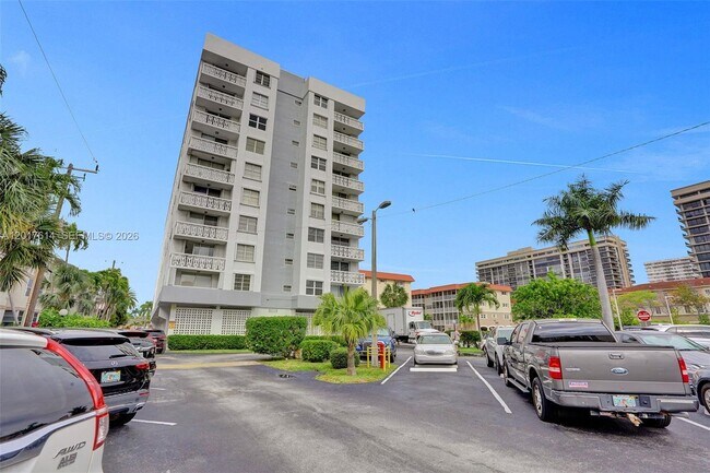 Building Photo - 3113 S Ocean Dr