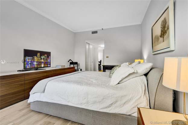 Building Photo - 251 Crandon Blvd