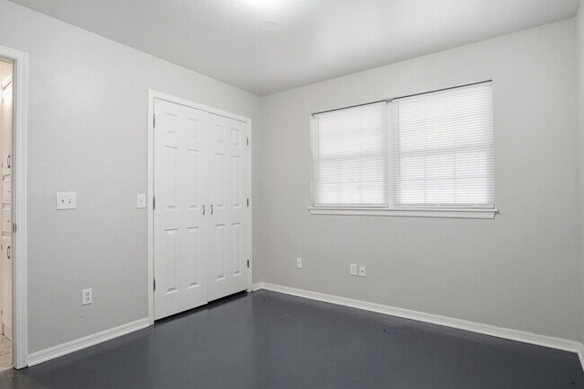 Building Photo - 3717 N Eagle Ln