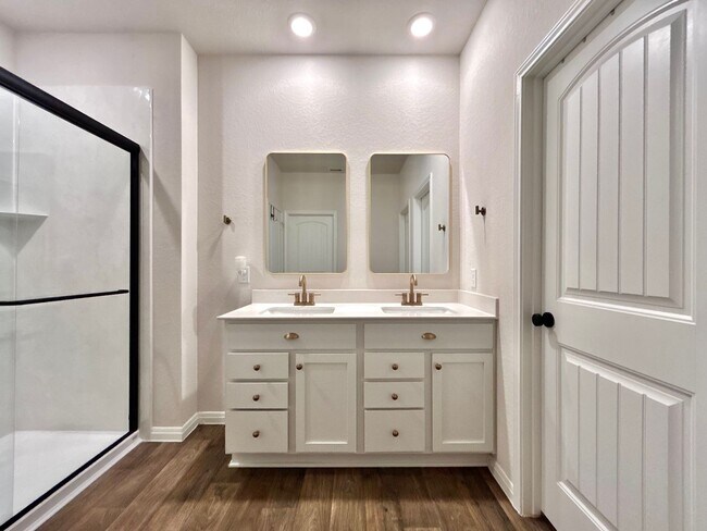 Building Photo - 401 Town Lk Bnd