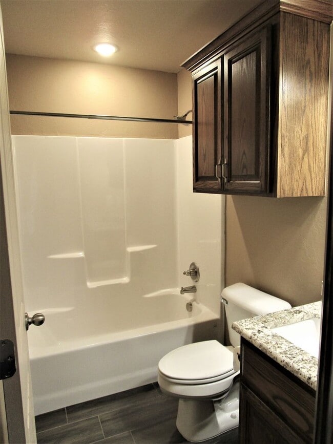 Building Photo - Like New!  3 bedroom 2 bath 2 car garage!