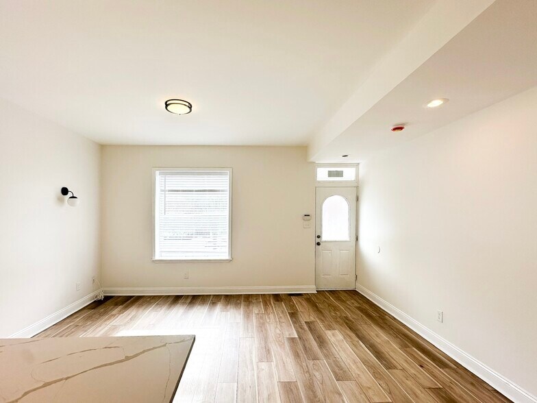 Building Photo - 2747 Armand Pl