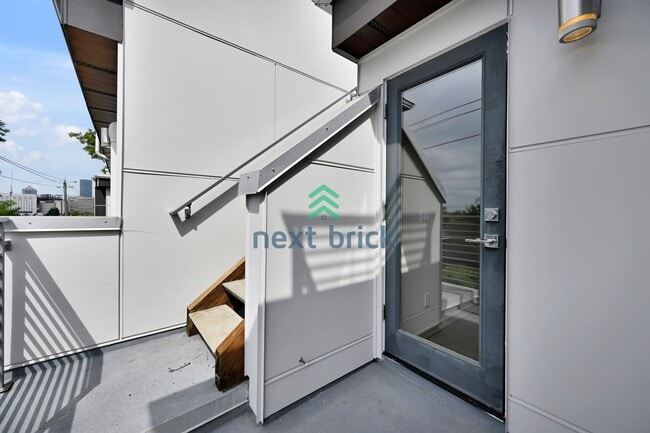 Building Photo - Sleek and Spacious Townhome with Gourmet K...