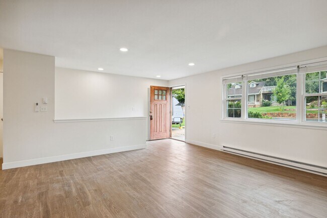 Building Photo - 1421 Spruce Ave
