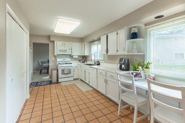 Building Photo - 520 Highland Grove Dr