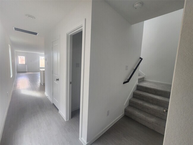 Building Photo - 906 Pertuso Ln