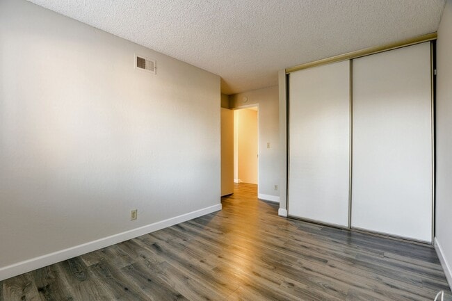 Building Photo - End Unit 2 Bed, 2 Bath Townhouse with Atta...