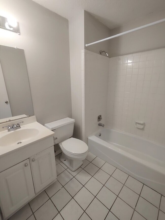 Building Photo - Beautiful Duplex Home Located in the Stone...
