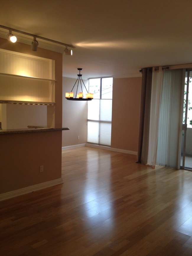 bar and dining area - 725 S Barrington Ave