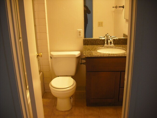 Building Photo - Popular Victoria Avenue Townhouse