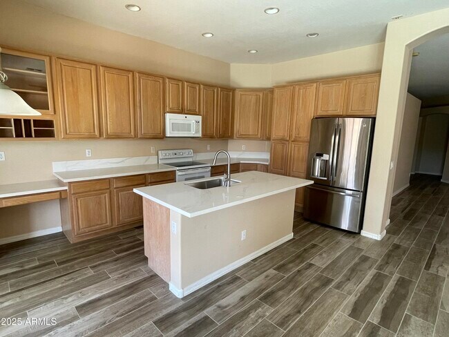 Building Photo - 901 W Oriole Way