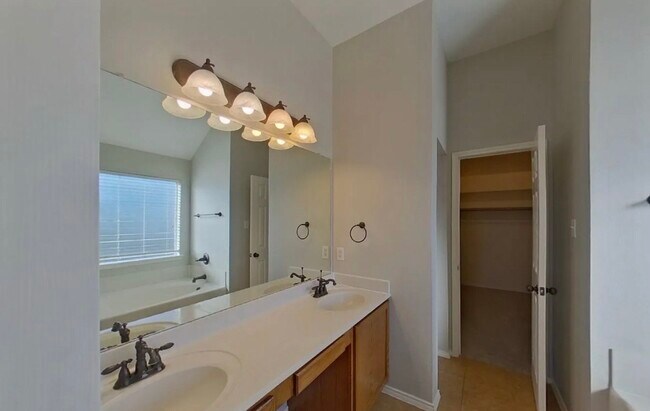 Building Photo - Charming 4-Bedroom Home with Modern Comforts & Spacious Living