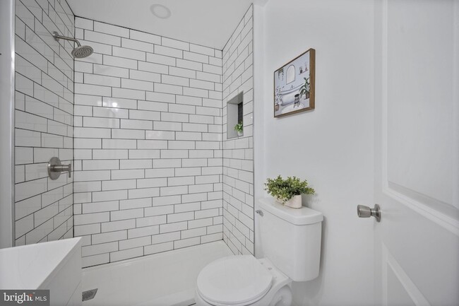 Building Photo - 328 S Macon St.