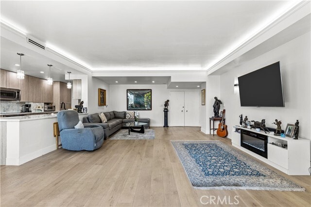 Building Photo - 818 N Doheny Dr