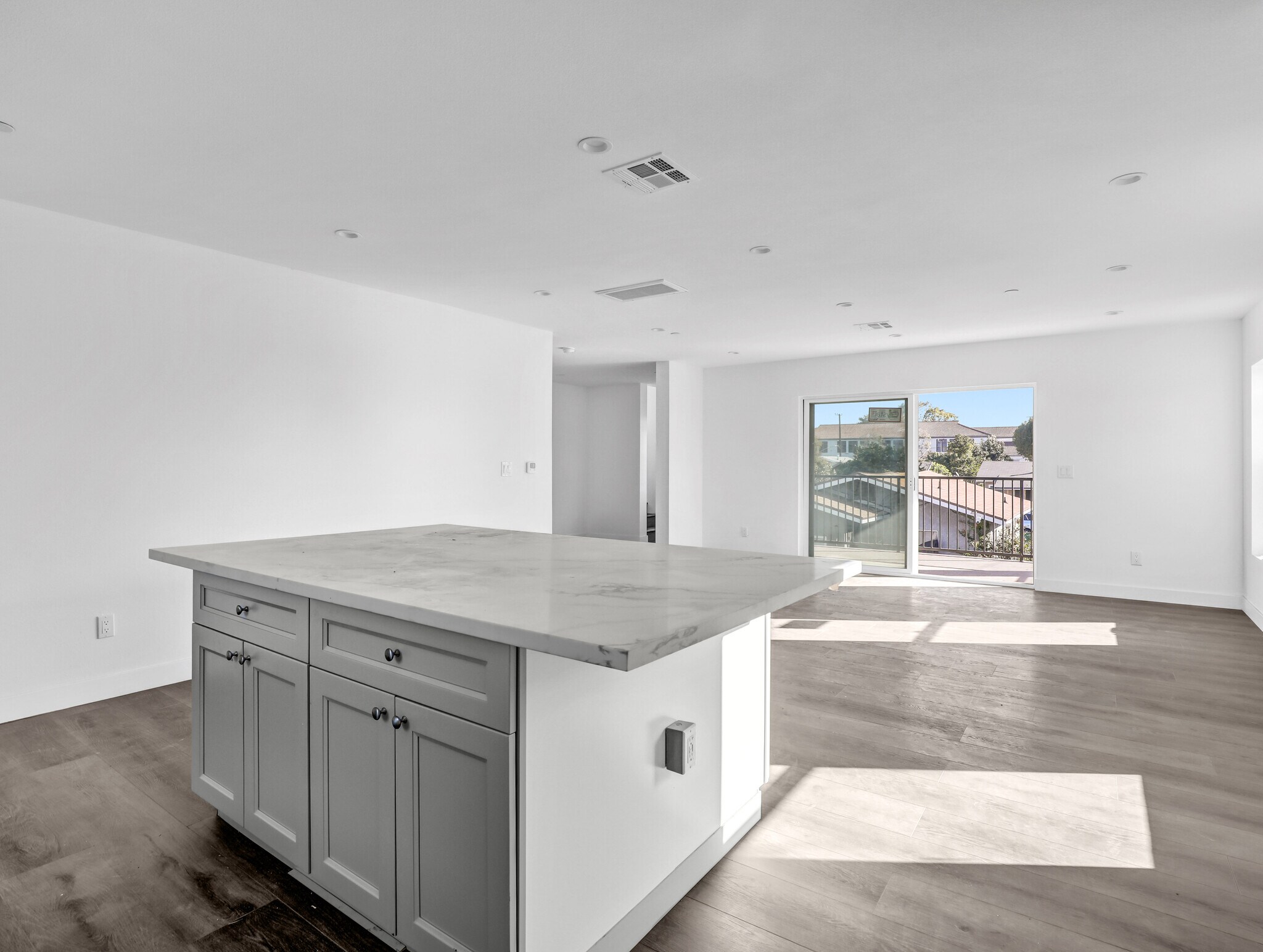 Building Photo - 1231 S Rowan Ave