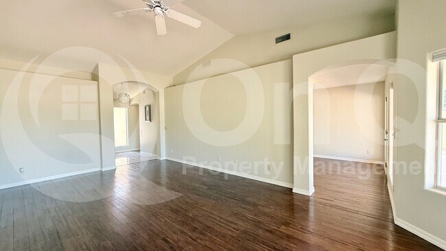 Building Photo - 822 W Earll Dr