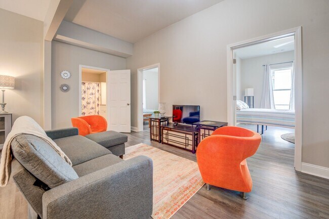 Building Photo - Spacious 3 Bedroom Home located in Histori...