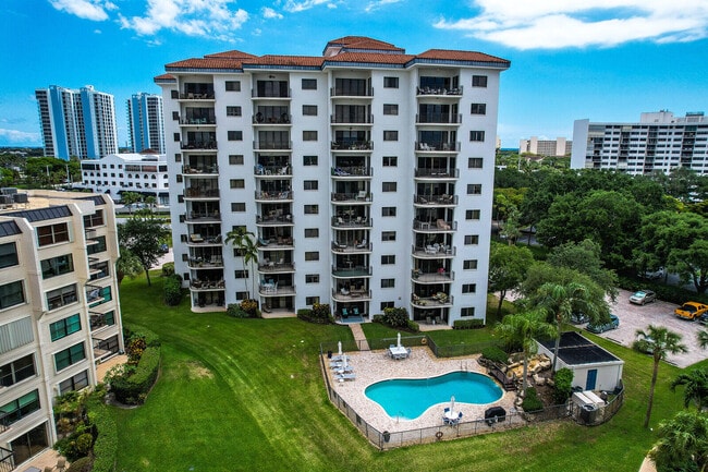 Building Photo - 370 Golfview Rd