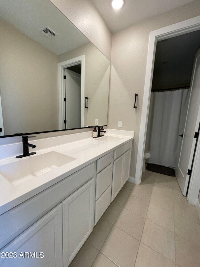 Building Photo - 14030 W Desert Flower Dr