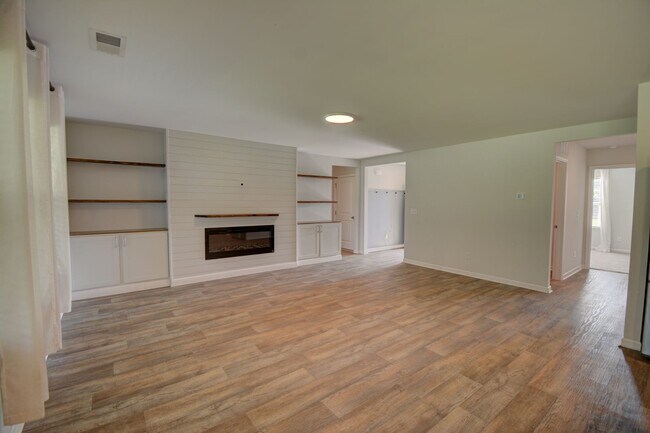 Building Photo - 13 Evian Ct