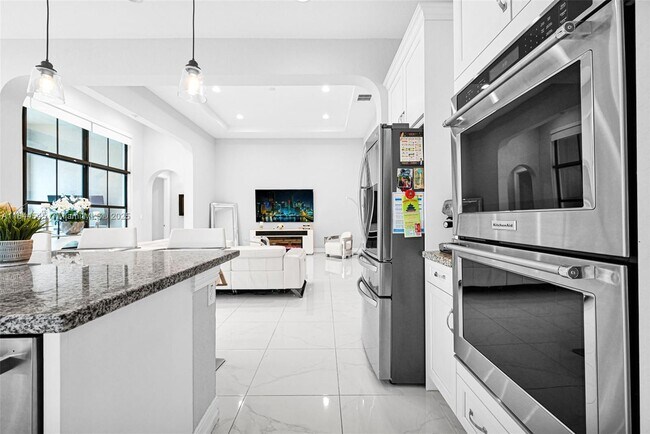 Building Photo - 8855 Watercrest Cir W