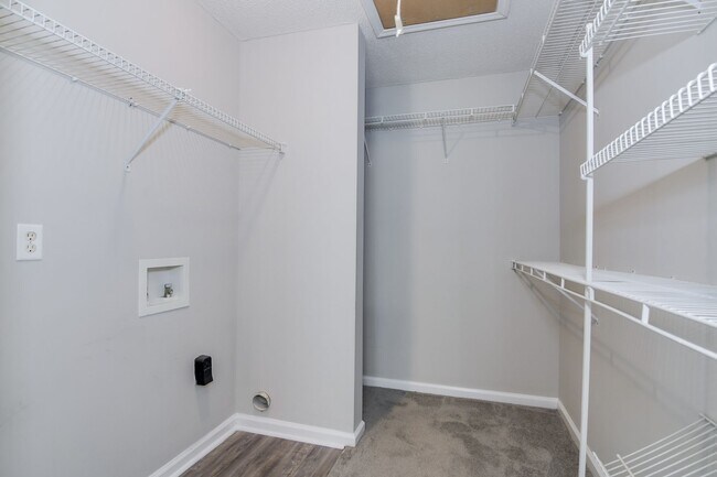 Building Photo - Updated 2 Bed 2 Bath Townhouse