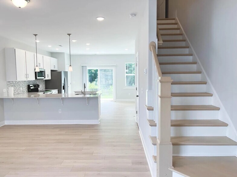 Building Photo - Room in Townhome on Old Grove Ln