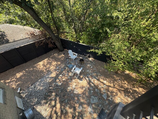 Building Photo - Remodeled 6 Bedroom Walking Distance to UT