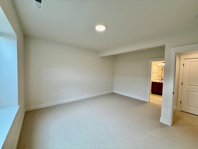 Building Photo - Luxury Living in Kissing Camels – 4 Bed | ...
