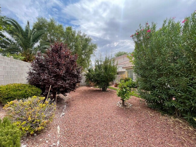 Building Photo - CHARMING 3BD/2BA HOME NEAR ELKHORN