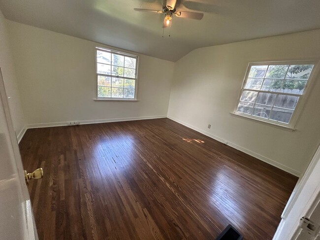 Building Photo - Rare Nostalgic Vintage 2Bedroom Home