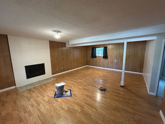 Building Photo - Renovated 3 Bed, 2.5 bath home w/2-car gar...