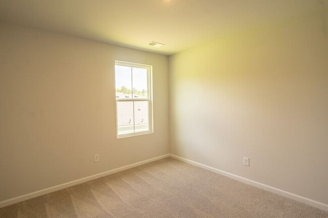 Building Photo - 142 Geranium Wy